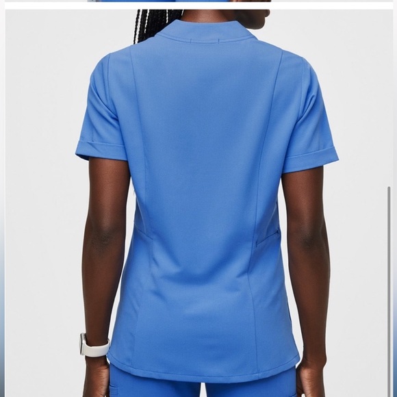 FIGS. Limited edition. Women Capri Blue Siaya. Scrub top - Picture 3 of 9